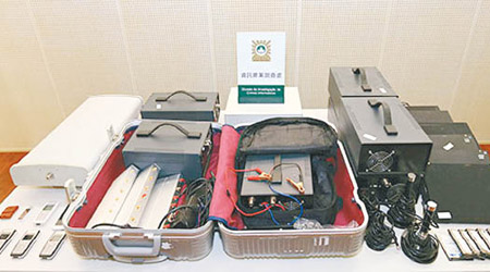 司警表示在行動中搜獲以行李箱作掩飾的流動偽基站裝置。（澳門司法警察局網頁圖片）