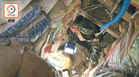 一三年十二月，武警在深港邊界搗破一條地下走私隧道。