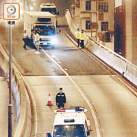 警方重組意外時，由一名警員站在路中扮演「海哥」。（馬竟峯攝）