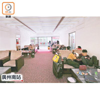 廣州南站設有商務休息室供乘客使用。