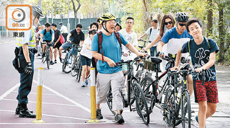 大批市民在復活節假期間踏單車。（吳艶玲攝）