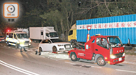 涉事房車被拖走檢驗。（楊日權攝）