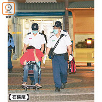 女事主由救護車送院檢查。