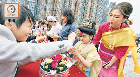 開幕禮上有嘉賓向小孩子灑水祝福。（羅錦鴻攝）