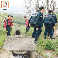 救援人員沿引水道搜尋。（余宏基攝）