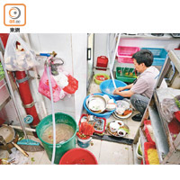 檔主要以膠水喉駁水落地洗碗，而鋅盤則用來洗淨食材。