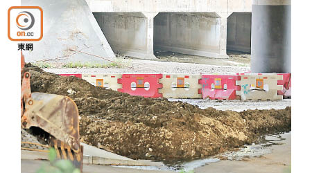 西鐵兆康站橋底出現綿長約十米的「淤泥路」。（黃雄攝）