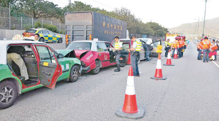 四車「串燒」引致林鄭的座駕被困車龍。（互聯網圖片）