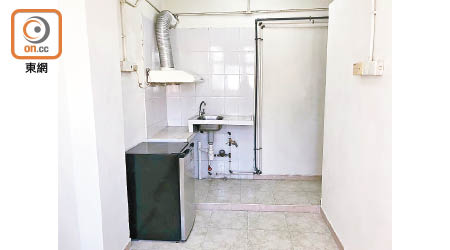 深水埗一舊樓套房設開放式廚房，惟無安裝煙霧感應器和消防花灑頭。