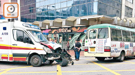 救護車與小巴相撞，車頭嚴重損毀。（讀者提供）