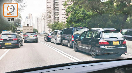 獅子山隧道往九龍方向發生三車相撞。