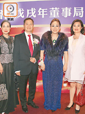 徐珊雯（右起）、韓嘉軒、吳志雄及太太Yocki好關注貿易戰嘅發展。（溫國佳攝）