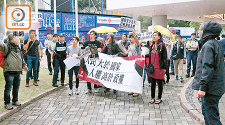 十多名社民連成員到「全民國家安全教育日」會場外示威。（葉華英攝）