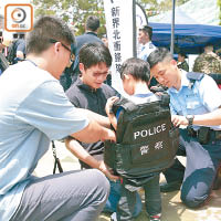 小朋友可試穿不同警察部門的制服拍照留念。