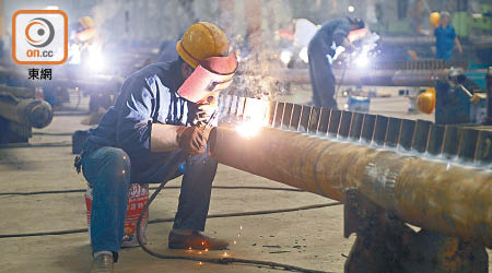 建造業內有五千五百多名持有焊接工大工牌的工人，但高壓焊接工只有八十人。（資料圖片）