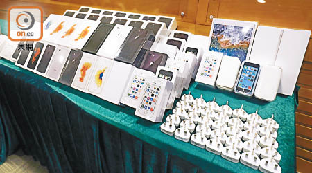 海關檢獲一百部冒牌智能手機及約三千件手機配件，並拘捕十八男一女。（陳德賢攝）