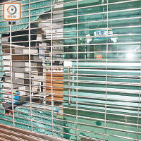 西醫診所被扑爆玻璃門。