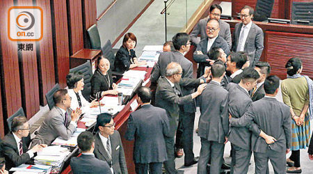 一批泛民議員衝到主席台前，不滿葉太主持會議手法。（徐家浩攝）
