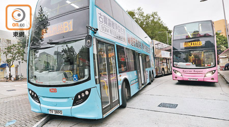 九巴B1號路線行走落馬洲至天水圍，早晨班次被發現車廂上層有不少蚊子。（黃雄攝）