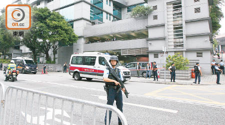 警員荷槍實彈在九龍城法院外戒備。