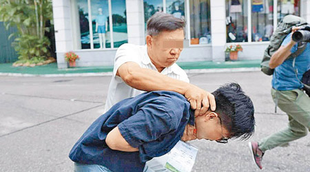 工黨成員於請願期間與一名男子爆衝突，遭對方叉頸。（工黨Facebook圖片）