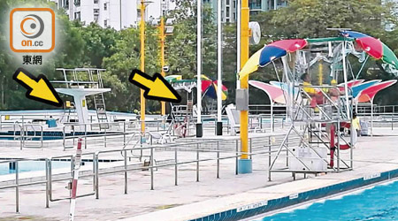 深水埗公園游泳池上周三下午，只有主池的「更台」有救生員當值（右），另外兩個「更台」空無一人（箭嘴示）。（讀者提供）