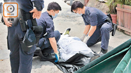 警員檢查男子屍體。（戴展邦攝）