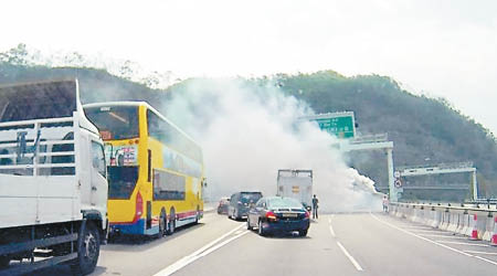 垃圾車翻側後冒出濃煙。（互聯網圖片）