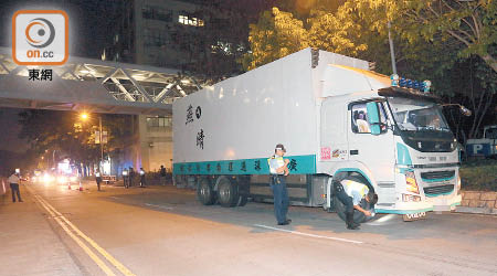 警方檢查涉事運菜貨車。（李健瑜攝）
