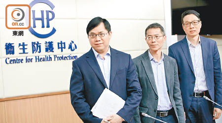 左起歐家榮、黃加慶及衞生署藥物辦公室總藥劑師陳凌峯，講述麻疹疫苗供應。