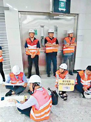 多名泛民議員不滿視察高鐵西九龍站路線，一度坐地抗議。（互聯網圖片）