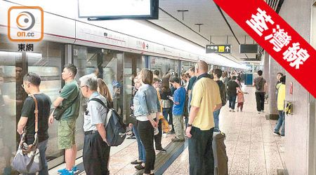 荃灣線信號故障，乘客需在月台久候列車。（曾志恒攝）