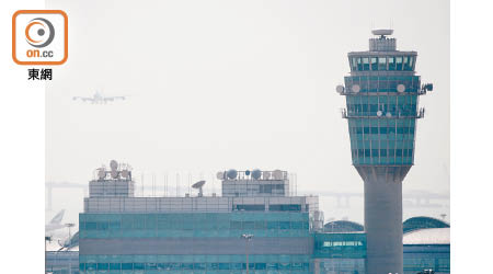 有航機早前降落香港機場時爆胎，在跑道留下碎片。