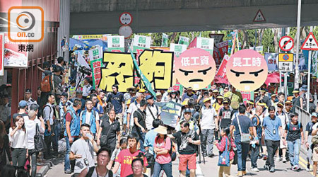 今年勞動節有近八千人參與遊行，爭取打工仔權益。（胡家豪攝）