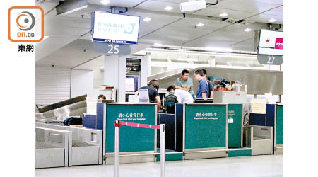 九龍站市區預辦登機服務昨一度受阻，無法為旅客辦理手續。（吳嘉誠攝）