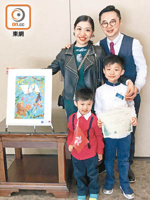 八歲港童陳永治憑着以《藍色星球》為題的畫作，在美國比賽勝出。（受訪者提供）