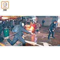 大批參與旺角暴亂人士向警員掟磚及雜物。（資料圖片）
