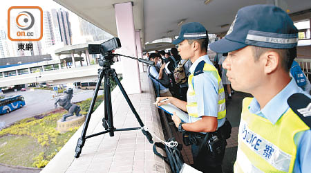 警方昨日起首次以手持攝錄機在車公廟路迴旋處進行攝錄式執法，打擊不良駕駛行為。（吳艷玲攝）