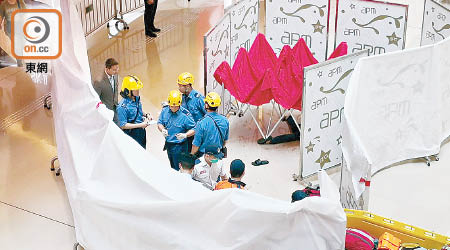 職員將遺體圍起，消防到場了解。（張世洋攝）