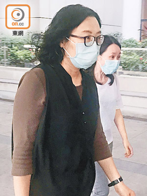 譚彩玉老師（左）指受害女童曾在心形心意卡上寫了「爸爸媽媽我愛你」。