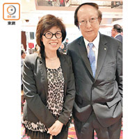 李阮錦鑾（左）分享女兒出嫁嘅喜訊，旁為聯席會議總召集人鄧錦添。