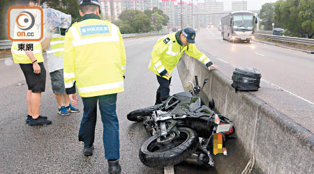 警員檢查肇事電單車。（文健雄攝）