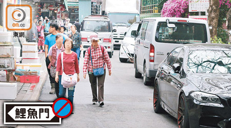 鯉魚門海傍道擠滿近二十輛違泊的客貨車和私家車。