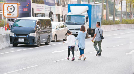 有司機在道路影線違泊，帶同「一家大細」冒險衝過行車線取車。