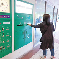 南區各所郵局外售賣郵票機均換上QR掃描收費標示。
