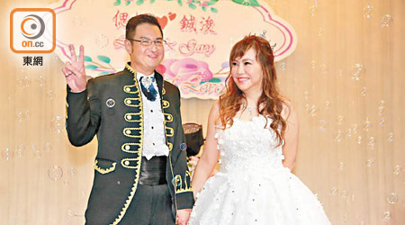 李偲嫣（右）同謝鋮浚（左）擺酒結婚。（徐家浩攝）
