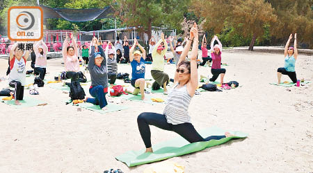 母親節將至，有婦女機構昨舉行活動，讓五十位媽媽在戶外齊做瑜伽。