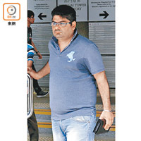 事主Dholwani Yogest Kumar（右）被劫去兩個行李箱。（資料圖片）