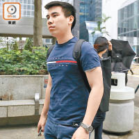 男警黎嘉輝負責制服和拘捕首被告。