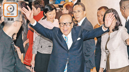 正式退任長和主席職務的李嘉誠，忠告香港人切勿炒樓。（袁志豪攝）